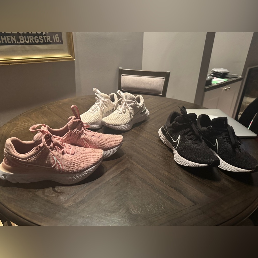Women’s Nike running shoes. 3 size 8/like brand new. I have pink, blk, n white.